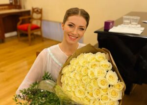 Ksenia Zhiganshina Instagram - Ура! Сказка состоялась! Не смотря на «ковидную ситуацию», бесконечные замены в составах, мы добрались до 4.01.2021!!! Спасибо всем за поздравление и дорогим педагогам @nadezhdagracheva19  @ruslan_skvortsov_of  и моему партнеру @davidmottasoares