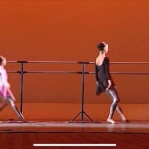Ksenia Zhiganshina Instagram - Случайно нашла в интернете записи 2000-2001 Года. Мне тут 7 лет ... очень приятно было окунуться в воспоминания ! Училась я в Школе балета классического танца Им. В.Курамшина. Это было интересное детство, которое до сих пор даёт свои плоды ....так же на видео прекрасные сёстры Лузины. Алена и Марина)) они в детстве были для меня примером @luzahki @alenka88_sh #балет#кудауходитдетство#жиганшина#курамшин#большойтеатр