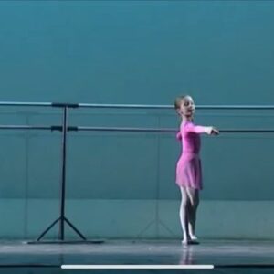 Ksenia Zhiganshina Instagram - Случайно нашла в интернете записи 2000-2001 Года. Мне тут 7 лет ... очень приятно было окунуться в воспоминания ! Училась я в Школе балета классического танца Им. В.Курамшина. Это было интересное детство, которое до сих пор даёт свои плоды ....так же на видео прекрасные сёстры Лузины. Алена и Марина)) они в детстве были для меня примером @luzahki @alenka88_sh #балет#кудауходитдетство#жиганшина#курамшин#большойтеатр