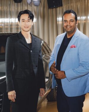 Kuan-Ting Liu Instagram - 謝謝Audi邀請～
Audi House of Progress Taipei 品牌概念店進駐信義區，置身沉浸式互動體驗，透過展場空間設計，深入了解品牌傳遞四大進化核心價值「永續、動能、科技、美學」。
近距離欣賞 Audi sphere concept 概念車四部曲之一的 Audi urbansphere concept 概念車，以及全台首次曝光的 The new Q8 Sportback e-tron。
一覽令人驚艷的未來移動科技以及頂尖純電概念車技術，與 Audi 攜手探索以進化為名的未來願景。

#Audi #AudiTaiwan #FuturelsAnAttitude 
#AudiHouseofProgress

Thanks to:
Makeup:@wenlee__
Hair:@dustin_four_hair
Styled by:@chenghan_han @lambertxtw
Photo:@honestudio_
Suit: @dionlee 
Shoes: @louboutinworld