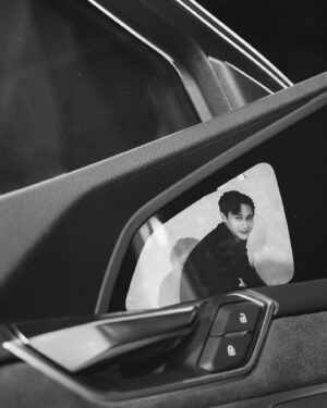 Kuan-Ting Liu Instagram - 謝謝Audi邀請～
Audi House of Progress Taipei 品牌概念店進駐信義區，置身沉浸式互動體驗，透過展場空間設計，深入了解品牌傳遞四大進化核心價值「永續、動能、科技、美學」。
近距離欣賞 Audi sphere concept 概念車四部曲之一的 Audi urbansphere concept 概念車，以及全台首次曝光的 The new Q8 Sportback e-tron。
一覽令人驚艷的未來移動科技以及頂尖純電概念車技術，與 Audi 攜手探索以進化為名的未來願景。

#Audi #AudiTaiwan #FuturelsAnAttitude 
#AudiHouseofProgress

Thanks to:
Makeup:@wenlee__
Hair:@dustin_four_hair
Styled by:@chenghan_han @lambertxtw
Photo:@honestudio_
Suit: @dionlee 
Shoes: @louboutinworld