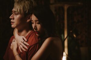 Kuan-Ting Liu Instagram - 謝謝老天爺的保佑讓我能跟這麼一群優秀的演員優秀的工作人員一起完成這部戲，這部戲有很多個我的最，面對這個難度如聖母峰的劇本，我真的用盡一切了，我每一場戲都在跟自己作對只希望能再貼近東東的世界一點點，我希望你們看，我希望你們會喜歡，謝謝大家！

1/17日起 每週三18:00於catchplay  、愛奇藝 同步播出
1/21日起 每週日20:00於八大戲劇台、21:00於catchplay電影台播出

#台劇 #犯罪  #懸疑推理 #非殺人小說 

@catchplayplus_tw 
@iqiyitw 
@gtv_official_tw 
#catchplay電影台