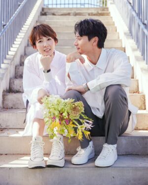 Kuan-Ting Liu Instagram - 終於可以跟大家分享我們的新作品：
小太陽☀️👶🏻

還記得是3月《呼吸》演出的時候
每一場上場前，我們都會深深擁抱彼此
謝幕時看著對方的眼睛，盡在不言中
演出到第16場的時候
我看著眼前這個人
這個陪著我15年卻依然含淚看著我的人
突然發現自己不再恐懼婚姻和寶寶了

接著他偷偷準備了婚戒、一番試探
6月多驚喜又搞笑地讓我點頭了
7月初的時候因為生理痛痛到昏倒
還缺席了活動的我
發現要擁有一個寶寶也許真的是非常困難的事
8月時身體一直不太舒服、斷斷續續出血
他機警地載我去婦產科檢查
原以為的生病變成兩條線的大驚喜
寶寶沒讓我們等，非常順利地來報到了！

也終於了解為什麼大家總說要滿三個月
因為前期真的經歷了許多不穩定
去了幾次急診、流了一些眼淚
醫生說，健康的胚胎會自己留下來
不健康的胚胎打針也留不住，會自然淘汰
也請讓我在這裡跟和我一樣害怕過的女孩們說
不論發生任何事，都請妳不要責怪自己
等寶寶準備好了自然會來找我們的：）

謝謝經紀夥伴們、室友涵、好友們全力照顧
還有小舅舅的中藥、水藥，安胎又安心
連可怕的孕吐一次過後，一回診就緩解
平安健康滿三個多月的小太陽
終於可以來跟大家打招呼了👶🏻☀️！

多了一個新角色的我們
正在好好學習如何照顧自己、照顧她/他
這可能是我們接過最困難、也最甜蜜的新角色囉😚
真的很謝謝大家給的愛
未來也請多多指教☺️☺️🙏🏻

（另外，可能因為前期安胎的關係，我已腫成小胖子，肚子也好大⋯⋯金鐘獎紅毯請無條件誇我美🥹😆！！）
