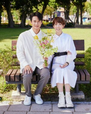 Kuan-Ting Liu Instagram - 終於可以跟大家分享我們的新作品：
小太陽☀️👶🏻

還記得是3月《呼吸》演出的時候
每一場上場前，我們都會深深擁抱彼此
謝幕時看著對方的眼睛，盡在不言中
演出到第16場的時候
我看著眼前這個人
這個陪著我15年卻依然含淚看著我的人
突然發現自己不再恐懼婚姻和寶寶了

接著他偷偷準備了婚戒、一番試探
6月多驚喜又搞笑地讓我點頭了
7月初的時候因為生理痛痛到昏倒
還缺席了活動的我
發現要擁有一個寶寶也許真的是非常困難的事
8月時身體一直不太舒服、斷斷續續出血
他機警地載我去婦產科檢查
原以為的生病變成兩條線的大驚喜
寶寶沒讓我們等，非常順利地來報到了！

也終於了解為什麼大家總說要滿三個月
因為前期真的經歷了許多不穩定
去了幾次急診、流了一些眼淚
醫生說，健康的胚胎會自己留下來
不健康的胚胎打針也留不住，會自然淘汰
也請讓我在這裡跟和我一樣害怕過的女孩們說
不論發生任何事，都請妳不要責怪自己
等寶寶準備好了自然會來找我們的：）

謝謝經紀夥伴們、室友涵、好友們全力照顧
還有小舅舅的中藥、水藥，安胎又安心
連可怕的孕吐一次過後，一回診就緩解
平安健康滿三個多月的小太陽
終於可以來跟大家打招呼了👶🏻☀️！

多了一個新角色的我們
正在好好學習如何照顧自己、照顧她/他
這可能是我們接過最困難、也最甜蜜的新角色囉😚
真的很謝謝大家給的愛
未來也請多多指教☺️☺️🙏🏻

（另外，可能因為前期安胎的關係，我已腫成小胖子，肚子也好大⋯⋯金鐘獎紅毯請無條件誇我美🥹😆！！）