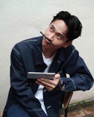 Kuan-Ting Liu Instagram - 平常看劇本要做筆記都要一直切畫面
還好有Galaxy Z Fold5的多重視窗分割 ，讓我可以一次開啟3個視窗，全新升級的Taskbar ，底下還能顯示近期4款愛用app工具列，可以更快速切換app ！

全新升級的S Pen  新一代更輕巧，而且還首次支援IOS系統的GoodNotes

分割操控面板讓操作起來更像隨身攜帶的小筆電，免手持讓我可以隨時隨地都方便操作

搭載最新的高效能處理器與7.6吋可摺疊的超大螢幕，不只玩遊戲不lag ，看影片追劇更過癮

而且，有時候想要螢幕大一點，有時候又只需要他小小的，摺疊！解決了我不少煩惱！

@samsungtaiwan 

#旗艦新摺疊 
#即刻超展開 
#galaxyzfold5 
#teamgalaxy