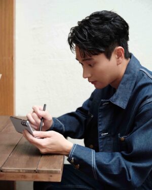 Kuan-Ting Liu Instagram - 平常看劇本要做筆記都要一直切畫面
還好有Galaxy Z Fold5的多重視窗分割 ，讓我可以一次開啟3個視窗，全新升級的Taskbar ，底下還能顯示近期4款愛用app工具列，可以更快速切換app ！

全新升級的S Pen  新一代更輕巧，而且還首次支援IOS系統的GoodNotes

分割操控面板讓操作起來更像隨身攜帶的小筆電，免手持讓我可以隨時隨地都方便操作

搭載最新的高效能處理器與7.6吋可摺疊的超大螢幕，不只玩遊戲不lag ，看影片追劇更過癮

而且，有時候想要螢幕大一點，有時候又只需要他小小的，摺疊！解決了我不少煩惱！

@samsungtaiwan 

#旗艦新摺疊 
#即刻超展開 
#galaxyzfold5 
#teamgalaxy