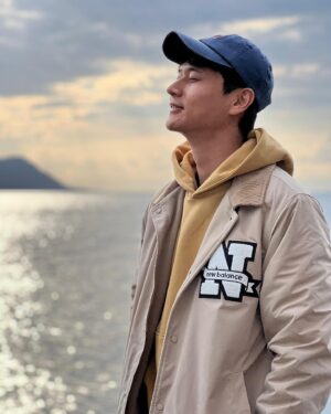 Kuan-Ting Liu Instagram - 天氣冷冷的，沿著河岸一直走，走著走著身體會暖起來，走著走著陽光有時會撒下來，天空很藍，雲很白，一朵一朵的，看著咖啡店外抽著菸曬太陽的人、塞在車陣中的人、騎腳踏車的人、騎電動滑板車的人、路邊畫畫的人、維修中的教堂、看著聽著感受著、路邊的蒲公英好圓，我喜歡跟路上遇到的人點頭微笑說你好，給我一種村子裡人跟人相處的感覺，隔壁桌的爺爺穿西裝奶奶穿洋裝還戴一條珍珠項鍊，最後他們還點了草莓冰淇淋，太可愛了，走著走著七八點了天還亮著，但大多數人都可以休息了，房子都矮矮的天空是大家的，走著走著腳痠了，走著走著羅浮宮關燈了，嘿蒙娜麗莎妳今天也可以休息了吧，雖然這次沒有看見妳，但我有看到梅西，那我們就下次見囉！