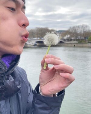 Kuan-Ting Liu Instagram - 天氣冷冷的，沿著河岸一直走，走著走著身體會暖起來，走著走著陽光有時會撒下來，天空很藍，雲很白，一朵一朵的，看著咖啡店外抽著菸曬太陽的人、塞在車陣中的人、騎腳踏車的人、騎電動滑板車的人、路邊畫畫的人、維修中的教堂、看著聽著感受著、路邊的蒲公英好圓，我喜歡跟路上遇到的人點頭微笑說你好，給我一種村子裡人跟人相處的感覺，隔壁桌的爺爺穿西裝奶奶穿洋裝還戴一條珍珠項鍊，最後他們還點了草莓冰淇淋，太可愛了，走著走著七八點了天還亮著，但大多數人都可以休息了，房子都矮矮的天空是大家的，走著走著腳痠了，走著走著羅浮宮關燈了，嘿蒙娜麗莎妳今天也可以休息了吧，雖然這次沒有看見妳，但我有看到梅西，那我們就下次見囉！