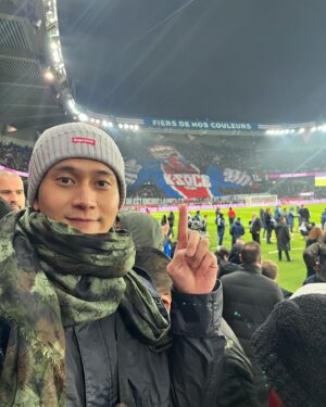 Kuan-Ting Liu Instagram - 天氣冷冷的，沿著河岸一直走，走著走著身體會暖起來，走著走著陽光有時會撒下來，天空很藍，雲很白，一朵一朵的，看著咖啡店外抽著菸曬太陽的人、塞在車陣中的人、騎腳踏車的人、騎電動滑板車的人、路邊畫畫的人、維修中的教堂、看著聽著感受著、路邊的蒲公英好圓，我喜歡跟路上遇到的人點頭微笑說你好，給我一種村子裡人跟人相處的感覺，隔壁桌的爺爺穿西裝奶奶穿洋裝還戴一條珍珠項鍊，最後他們還點了草莓冰淇淋，太可愛了，走著走著七八點了天還亮著，但大多數人都可以休息了，房子都矮矮的天空是大家的，走著走著腳痠了，走著走著羅浮宮關燈了，嘿蒙娜麗莎妳今天也可以休息了吧，雖然這次沒有看見妳，但我有看到梅西，那我們就下次見囉！