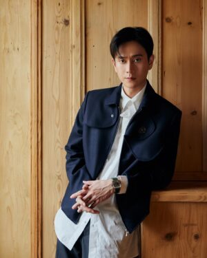 Kuan-Ting Liu Instagram - 小學二年級第一次戶外教學，前一天晚上我人生第一次興奮到失眠，想到在沒有家長的陪同下第一次要去那麼遠的地方就⋯沒想到這次去的更遠，卡地亞的製錶工坊，一窺這些手錶的誕生，一個一個零件的製作，一個一個的組裝，看著這些製錶工人做著這些重複單一的動作卻又要如此高度的專注力尤其面對這些這麼細小的零件，還有那些細緻的做工，我體驗了一下嗯他們應該需要枸杞或是葉黃素，下午我們到了卡地亞藝術大師工坊那裡就更不一樣了，他們開發新的技術或是把那些舊的傳統的甚至有些快失傳的技藝運用到手錶上，一隻手錶可能就是好幾年，過去未來現在在手上滴答滴答，這一切的展現都不只是幾點幾分而已，一切都是時間的故事，就像卡地亞說的，Time is unlimited！

#卡地亞藝術大師工坊 
#lamaisondesmetiersdart 
#cartierwatch 

Outfit: @stevenpassaro
Styling: @chenghan_han @aladdinxiao
Makeup: @sovenhomuha
Hair: @dustin_four_hair
Photo: @hungyihsieh