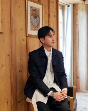 Kuan-Ting Liu Instagram - 小學二年級第一次戶外教學，前一天晚上我人生第一次興奮到失眠，想到在沒有家長的陪同下第一次要去那麼遠的地方就⋯沒想到這次去的更遠，卡地亞的製錶工坊，一窺這些手錶的誕生，一個一個零件的製作，一個一個的組裝，看著這些製錶工人做著這些重複單一的動作卻又要如此高度的專注力尤其面對這些這麼細小的零件，還有那些細緻的做工，我體驗了一下嗯他們應該需要枸杞或是葉黃素，下午我們到了卡地亞藝術大師工坊那裡就更不一樣了，他們開發新的技術或是把那些舊的傳統的甚至有些快失傳的技藝運用到手錶上，一隻手錶可能就是好幾年，過去未來現在在手上滴答滴答，這一切的展現都不只是幾點幾分而已，一切都是時間的故事，就像卡地亞說的，Time is unlimited！

#卡地亞藝術大師工坊 
#lamaisondesmetiersdart 
#cartierwatch 

Outfit: @stevenpassaro
Styling: @chenghan_han @aladdinxiao
Makeup: @sovenhomuha
Hair: @dustin_four_hair
Photo: @hungyihsieh