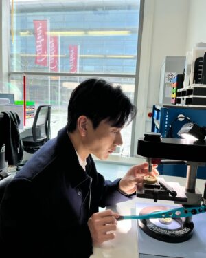 Kuan-Ting Liu Instagram - 小學二年級第一次戶外教學，前一天晚上我人生第一次興奮到失眠，想到在沒有家長的陪同下第一次要去那麼遠的地方就⋯沒想到這次去的更遠，卡地亞的製錶工坊，一窺這些手錶的誕生，一個一個零件的製作，一個一個的組裝，看著這些製錶工人做著這些重複單一的動作卻又要如此高度的專注力尤其面對這些這麼細小的零件，還有那些細緻的做工，我體驗了一下嗯他們應該需要枸杞或是葉黃素，下午我們到了卡地亞藝術大師工坊那裡就更不一樣了，他們開發新的技術或是把那些舊的傳統的甚至有些快失傳的技藝運用到手錶上，一隻手錶可能就是好幾年，過去未來現在在手上滴答滴答，這一切的展現都不只是幾點幾分而已，一切都是時間的故事，就像卡地亞說的，Time is unlimited！

#卡地亞藝術大師工坊 
#lamaisondesmetiersdart 
#cartierwatch 

Outfit: @stevenpassaro
Styling: @chenghan_han @aladdinxiao
Makeup: @sovenhomuha
Hair: @dustin_four_hair
Photo: @hungyihsieh