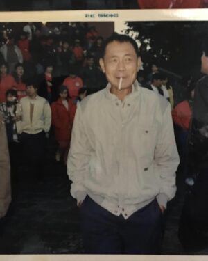 Kuan-Ting Liu Instagram - 因為我爸媽在同個村子長大，所以我的初二回娘家騎腳踏車五分鐘就可以完成，小時候過年最期待的就是阿姨們回到村子過年，因為表哥會帶最新的電視遊樂器回來，接在外公舊房子的大電視上大家輪流玩，每一年每一年從插卡帶的開始，到後來有磁片的一張一張讀取，再到光碟的，我忘了是從哪一年開始我們就沒有再那樣團聚，直到今年。

因為住得很近，我小時候常常回外公家，外公養豬所以我都叫他養豬阿公，有事沒事我就會去看豬，尤其是生小豬的時候，豬一胎可以生那麼多我很衝擊，養豬阿公是一個講話很大聲的人，所以我叫他阿公的時候也會加倍大聲，他就會很開心，越大聲越開心，他非常早睡到讓我印象深刻，大概是家人還在看親戚別計較的時候他就會去睡覺，他的小腿有很粗的靜脈曲張，在我迷戀爆青筋的時候我覺得阿公很帥，他有一台雄獅125，椅墊還是會散熱刺刺的那種，我喜歡坐在金屬的油箱上想像自己也會騎，記得有一次給他載，還沒到家他就熄火，引擎聲靜止的瞬間用滑的進家門我覺得好神奇，養豬阿公不只養豬還種敏豆仔就是四季豆，突然想起他還種過白蘿蔔我還有去拔過，因為那個莖太刺了什麼嘿唷嘿唷拔蘿蔔一點都不好玩，還是去他田旁邊的河裡摸蜆仔比較贏，只是褲底真的會濕。我在回憶養豬阿公的現在突然想起阿公的鬍渣，對！他喝醉的時候會親人，鬍子好刺！但小時候哪知道什麼是喝醉！只覺得阿公變得好可怕！
有一次無意間發現你跟外婆的結婚照，哇！原來阿公也年輕過，是啊是當然年輕過，只是我認識你的時候你已經是另一個樣子了，而那也是此時我想念你的時候的樣子。阿公謝謝你在過年的時候把大家都叫回來，只是他們沒有帶ps5回來，阿公你要在天上跟養豬阿嬤好好生活喔！我會永遠想念你的！