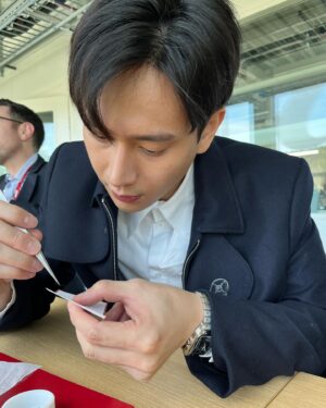 Kuan-Ting Liu Instagram - 小學二年級第一次戶外教學，前一天晚上我人生第一次興奮到失眠，想到在沒有家長的陪同下第一次要去那麼遠的地方就⋯沒想到這次去的更遠，卡地亞的製錶工坊，一窺這些手錶的誕生，一個一個零件的製作，一個一個的組裝，看著這些製錶工人做著這些重複單一的動作卻又要如此高度的專注力尤其面對這些這麼細小的零件，還有那些細緻的做工，我體驗了一下嗯他們應該需要枸杞或是葉黃素，下午我們到了卡地亞藝術大師工坊那裡就更不一樣了，他們開發新的技術或是把那些舊的傳統的甚至有些快失傳的技藝運用到手錶上，一隻手錶可能就是好幾年，過去未來現在在手上滴答滴答，這一切的展現都不只是幾點幾分而已，一切都是時間的故事，就像卡地亞說的，Time is unlimited！

#卡地亞藝術大師工坊 
#lamaisondesmetiersdart 
#cartierwatch 

Outfit: @stevenpassaro
Styling: @chenghan_han @aladdinxiao
Makeup: @sovenhomuha
Hair: @dustin_four_hair
Photo: @hungyihsieh