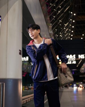 Kuan-Ting Liu Instagram - 上一次搭飛機也是好幾年前的事了，護照上的章手指頭凹得出來，還沒能多蓋幾個就過期了，這次很榮幸受卡地亞之邀要去瑞士參加鐘錶展，疫情之後新的護照第一個章滿值得紀念的，但我來之前都在呼吸，所以我就跟大家說我是活的行李這次就麻煩大家拎著我了，還是我應該穿直排輪會不會讓他們更好的移動我，第一次要去那麼遠的地方其實也有點緊張，16個小時耶在飛機上要幹嘛呢，可能就吃飯睡覺看電影吧！啊自動通關少一個章！

#watchesandwonders2023 
#cartierwatch
