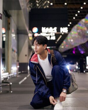 Kuan-Ting Liu Instagram - 上一次搭飛機也是好幾年前的事了，護照上的章手指頭凹得出來，還沒能多蓋幾個就過期了，這次很榮幸受卡地亞之邀要去瑞士參加鐘錶展，疫情之後新的護照第一個章滿值得紀念的，但我來之前都在呼吸，所以我就跟大家說我是活的行李這次就麻煩大家拎著我了，還是我應該穿直排輪會不會讓他們更好的移動我，第一次要去那麼遠的地方其實也有點緊張，16個小時耶在飛機上要幹嘛呢，可能就吃飯睡覺看電影吧！啊自動通關少一個章！

#watchesandwonders2023 
#cartierwatch