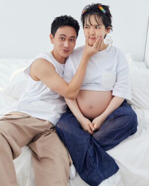 Kuan-Ting Liu Instagram - 我會永遠記得從南部和豆北上直接開到婦產科的那一晚，我在加油站的廁所收到豆傳來的訊息，兩個字，很簡短很明確又不那麼明確，兩個字：有了。然後人就不見了，等等，是什麼意思？妳前面跟我說要驗尿妳沒有想尿，所以有了，是有尿的意思嗎？還是什麼的意思？？留下滿頭問號的我以及無限的想像空間。
我在手術房外想著那天晚上彷彿是昨夜，而此刻我的心跳頻率應該不會輸給小太陽，在這種緊張的時刻需要很多的指令去抓住去跟隨，讓聽從指令的身體緩和不知所措的心，爸爸坐在這裡等，爸爸穿隔離衣，爸爸洗手，爸爸可以進來，爸爸坐媽媽這裡，我終於又再見到妳了，我握著豆的手，看著她，就看著她，我要記得她這麼辛苦又充滿光輝的模樣，然後，哭聲！喔！小太陽，你出生了，喔，兒子，我是把拔她是馬麻，沒事沒事你別害怕，謝謝醫生，謝謝妳們！謝謝妳們的悉心照顧，小太陽平安來到這個世界上了。謝謝，謝謝，好喔把拔先到外面等。
我又坐在外面等了，只是裡面多了一個人，我聽著兒子洗澡的哭聲，聽著豆跟醫生的談話聲，想著這一路以來，想著想著護理師叫我來確認一下，十根手指12345678910，十根腳趾12345678910，好久沒有這麼專心的從一數到十了，你想抱他一下嗎？可以嗎？可是他還這麼小，兒子這是我每天晚上都會唱給你聽的歌，You are my sunshine,my only sunshine,you make me happy,when skies are gray,you’ll never know dear,how much I love you,so please don’t take my sunshine away.