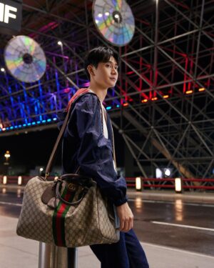 Kuan-Ting Liu Instagram - 上一次搭飛機也是好幾年前的事了，護照上的章手指頭凹得出來，還沒能多蓋幾個就過期了，這次很榮幸受卡地亞之邀要去瑞士參加鐘錶展，疫情之後新的護照第一個章滿值得紀念的，但我來之前都在呼吸，所以我就跟大家說我是活的行李這次就麻煩大家拎著我了，還是我應該穿直排輪會不會讓他們更好的移動我，第一次要去那麼遠的地方其實也有點緊張，16個小時耶在飛機上要幹嘛呢，可能就吃飯睡覺看電影吧！啊自動通關少一個章！

#watchesandwonders2023 
#cartierwatch