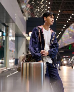 Kuan-Ting Liu Instagram - 上一次搭飛機也是好幾年前的事了，護照上的章手指頭凹得出來，還沒能多蓋幾個就過期了，這次很榮幸受卡地亞之邀要去瑞士參加鐘錶展，疫情之後新的護照第一個章滿值得紀念的，但我來之前都在呼吸，所以我就跟大家說我是活的行李這次就麻煩大家拎著我了，還是我應該穿直排輪會不會讓他們更好的移動我，第一次要去那麼遠的地方其實也有點緊張，16個小時耶在飛機上要幹嘛呢，可能就吃飯睡覺看電影吧！啊自動通關少一個章！

#watchesandwonders2023 
#cartierwatch