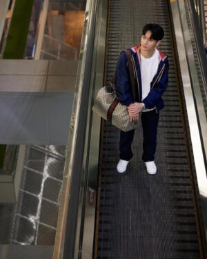 Kuan-Ting Liu Instagram - 上一次搭飛機也是好幾年前的事了，護照上的章手指頭凹得出來，還沒能多蓋幾個就過期了，這次很榮幸受卡地亞之邀要去瑞士參加鐘錶展，疫情之後新的護照第一個章滿值得紀念的，但我來之前都在呼吸，所以我就跟大家說我是活的行李這次就麻煩大家拎著我了，還是我應該穿直排輪會不會讓他們更好的移動我，第一次要去那麼遠的地方其實也有點緊張，16個小時耶在飛機上要幹嘛呢，可能就吃飯睡覺看電影吧！啊自動通關少一個章！

#watchesandwonders2023 
#cartierwatch
