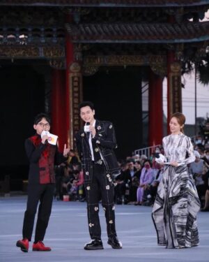 Kuan-Ting Liu Instagram - 海風很舒服，天氣溫暖一些，來到台南我就會很放鬆…
謝謝台北時裝週🥰

#TaipeiFashionWeek 
#TPEFW 
#AW23 
#FashionWeek 
#TPEFW_AW23 
#臺北時裝週 
#南鯤鯓代天府 
#敬藝
@justinxx_official