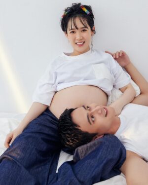 Kuan-Ting Liu Instagram - 我會永遠記得從南部和豆北上直接開到婦產科的那一晚，我在加油站的廁所收到豆傳來的訊息，兩個字，很簡短很明確又不那麼明確，兩個字：有了。然後人就不見了，等等，是什麼意思？妳前面跟我說要驗尿妳沒有想尿，所以有了，是有尿的意思嗎？還是什麼的意思？？留下滿頭問號的我以及無限的想像空間。
我在手術房外想著那天晚上彷彿是昨夜，而此刻我的心跳頻率應該不會輸給小太陽，在這種緊張的時刻需要很多的指令去抓住去跟隨，讓聽從指令的身體緩和不知所措的心，爸爸坐在這裡等，爸爸穿隔離衣，爸爸洗手，爸爸可以進來，爸爸坐媽媽這裡，我終於又再見到妳了，我握著豆的手，看著她，就看著她，我要記得她這麼辛苦又充滿光輝的模樣，然後，哭聲！喔！小太陽，你出生了，喔，兒子，我是把拔她是馬麻，沒事沒事你別害怕，謝謝醫生，謝謝妳們！謝謝妳們的悉心照顧，小太陽平安來到這個世界上了。謝謝，謝謝，好喔把拔先到外面等。
我又坐在外面等了，只是裡面多了一個人，我聽著兒子洗澡的哭聲，聽著豆跟醫生的談話聲，想著這一路以來，想著想著護理師叫我來確認一下，十根手指12345678910，十根腳趾12345678910，好久沒有這麼專心的從一數到十了，你想抱他一下嗎？可以嗎？可是他還這麼小，兒子這是我每天晚上都會唱給你聽的歌，You are my sunshine,my only sunshine,you make me happy,when skies are gray,you’ll never know dear,how much I love you,so please don’t take my sunshine away.
