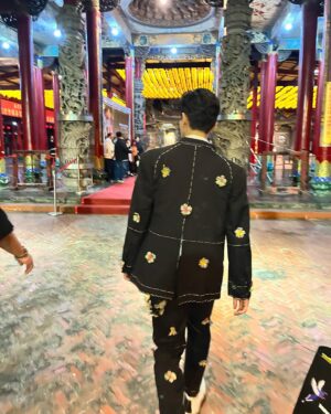 Kuan-Ting Liu Instagram - 海風很舒服，天氣溫暖一些，來到台南我就會很放鬆…
謝謝台北時裝週🥰

#TaipeiFashionWeek 
#TPEFW 
#AW23 
#FashionWeek 
#TPEFW_AW23 
#臺北時裝週 
#南鯤鯓代天府 
#敬藝
@justinxx_official