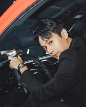 Kuan-Ting Liu Instagram - 謝謝Audi邀請～
Audi House of Progress Taipei 品牌概念店進駐信義區，置身沉浸式互動體驗，透過展場空間設計，深入了解品牌傳遞四大進化核心價值「永續、動能、科技、美學」。
近距離欣賞 Audi sphere concept 概念車四部曲之一的 Audi urbansphere concept 概念車，以及全台首次曝光的 The new Q8 Sportback e-tron。
一覽令人驚艷的未來移動科技以及頂尖純電概念車技術，與 Audi 攜手探索以進化為名的未來願景。

#Audi #AudiTaiwan #FuturelsAnAttitude 
#AudiHouseofProgress

Thanks to:
Makeup:@wenlee__
Hair:@dustin_four_hair
Styled by:@chenghan_han @lambertxtw
Photo:@honestudio_
Suit: @dionlee 
Shoes: @louboutinworld