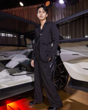 Kuan-Ting Liu Instagram - 謝謝Audi邀請～
Audi House of Progress Taipei 品牌概念店進駐信義區，置身沉浸式互動體驗，透過展場空間設計，深入了解品牌傳遞四大進化核心價值「永續、動能、科技、美學」。
近距離欣賞 Audi sphere concept 概念車四部曲之一的 Audi urbansphere concept 概念車，以及全台首次曝光的 The new Q8 Sportback e-tron。
一覽令人驚艷的未來移動科技以及頂尖純電概念車技術，與 Audi 攜手探索以進化為名的未來願景。

#Audi #AudiTaiwan #FuturelsAnAttitude 
#AudiHouseofProgress

Thanks to:
Makeup:@wenlee__
Hair:@dustin_four_hair
Styled by:@chenghan_han @lambertxtw
Photo:@honestudio_
Suit: @dionlee 
Shoes: @louboutinworld