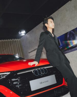 Kuan-Ting Liu Instagram - 謝謝Audi邀請～
Audi House of Progress Taipei 品牌概念店進駐信義區，置身沉浸式互動體驗，透過展場空間設計，深入了解品牌傳遞四大進化核心價值「永續、動能、科技、美學」。
近距離欣賞 Audi sphere concept 概念車四部曲之一的 Audi urbansphere concept 概念車，以及全台首次曝光的 The new Q8 Sportback e-tron。
一覽令人驚艷的未來移動科技以及頂尖純電概念車技術，與 Audi 攜手探索以進化為名的未來願景。

#Audi #AudiTaiwan #FuturelsAnAttitude 
#AudiHouseofProgress

Thanks to:
Makeup:@wenlee__
Hair:@dustin_four_hair
Styled by:@chenghan_han @lambertxtw
Photo:@honestudio_
Suit: @dionlee 
Shoes: @louboutinworld