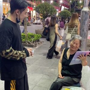 Kumachan Instagram - 我：我比較帥還是封面上這個比較帥
誠實的販賣阿姨：他比較帥

感謝 @bigissue.tw 邀請我擔任7月封面人物
最近天氣炎熱 若大家路過看到請多多支持辛苦的販賣員🙏