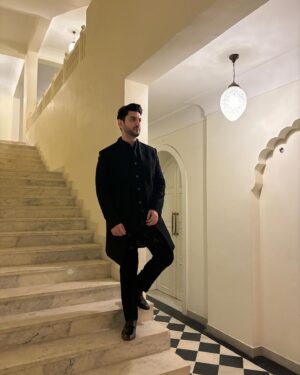 Kunal Jaisingh Instagram - Black is always classy 

Outfit:- @kalkifashion 
Styled by:- @priyavajani 
Click maestro:- @kapiltejwaniofficial 

#sukar #kunaljaisingh #ootd #ootn #royal