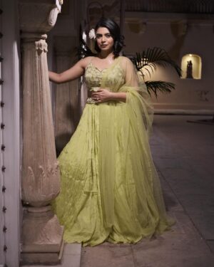 Kunal Jaisingh Instagram - Royalty in love exploring our own palace of dreams! 

Costume K&B :- @kalkifashion 
B’s H&M :- @makeup_bypashmeen 
Styled by :- @priyavajani 
📸:- @kapiltejwaniofficial

#sukar #couple #royal