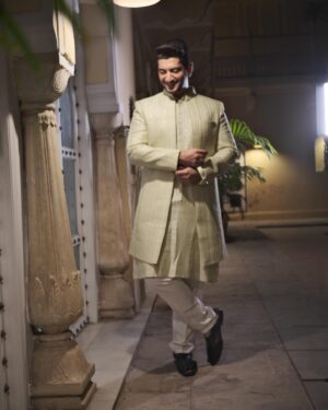 Kunal Jaisingh Instagram - Royalty in love exploring our own palace of dreams! 

Costume K&B :- @kalkifashion 
B’s H&M :- @makeup_bypashmeen 
Styled by :- @priyavajani 
📸:- @kapiltejwaniofficial

#sukar #couple #royal