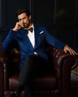 Kunal Kapoor Instagram - Do you like the midweek blues? 
#TuxTales

📸 @ridburman 
Styled by @nashishsoni 
Pic courtesy @100pipersindia
