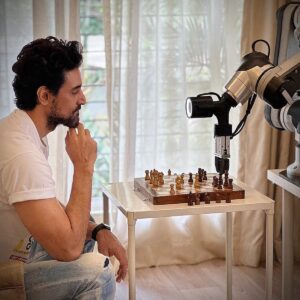 Kunal Kapoor Instagram - My new check-mate 🤖

#HangingWithBro 
#ManVsMachine 
@orangewoodlabs