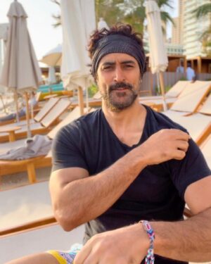 Kunal Kapoor Instagram - With or without? 
#tshirt #sandy