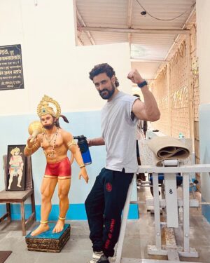 Kunal Kapoor Instagram - After almost thirty years I had a chance to go back and workout at my first gym, Rane maidan. It wasn’t like the fancy gyms we have today, it was more like an akhada. Very basic and raw. 

What got me to Rane maidan in the first place, was the fact that I was a super skinny kid, the kind that was always subjected to well-meaning but irritating comments like ‘Tum kuch khaate nahi kya’ When you think of body shaming, you mostly think about people that are considered overweight. Trust me, the underweight ones have it equally bad. I sometimes wore three t-shirts, just so that I wouldn’t look skinny. 

In the apartment block I lived in, there was an older kid that we all looked upto, Greg. Like me, he was super skinny, but over two summers Greg had transformed into a beast, sweating it out at Rane maidan. Remember the famous Bullworker ad? So on my 16th birthday I joined Greg at the gym ready to get rid of my three t shirts. 

Initially, it was all about wanting to look better, but over the years it transformed into something far deeper. My journey into fitness and wellness began, and it gradually evolved into my greatest passion. Now, thirty years later, it remains an integral part of my life. 
#fitnessjourney