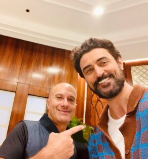 Kunal Kapoor Instagram - Lots of people talk about getting good at your work, very few about mastery of life itself. Which is what makes @robinsharma so unique and interesting. Have followed his work for sometime now, and attending a session with him was like stepping into a gallery of new perspectives, each stroke revealing a masterpiece of insight and wisdom.
Thank you @tarasvachani :)