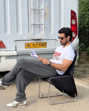 Kunal Kapoor Instagram - School aur college se zyaada padhai,
Acting ki zindagi hai layee! 
#shootingdiaries