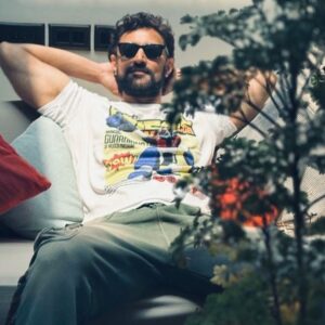 Kunal Kapoor Instagram - Take it easy Thursday’s 

📸 @goldiebehl