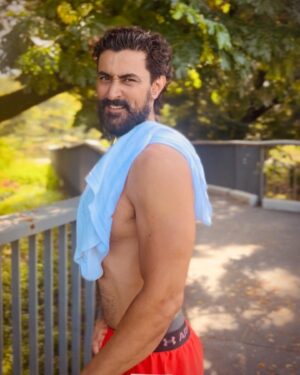 Kunal Kapoor Instagram - Not just a walk in the park 🤸🏻‍♂️🤸🏻‍♂️
#musclemonday #fitfamily 
@sahrattan @nikrattan