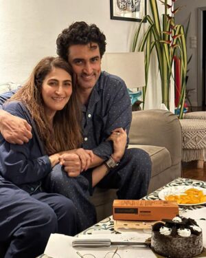 Kunal Kapoor Instagram - Thora sa meetha,
Aur bahut saari mithaas 
#siblings #pyjamaparty