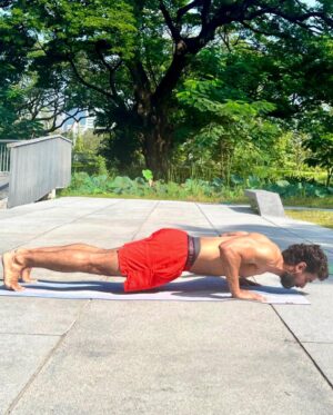 Kunal Kapoor Instagram - Not just a walk in the park 🤸🏻‍♂️🤸🏻‍♂️
#musclemonday #fitfamily 
@sahrattan @nikrattan