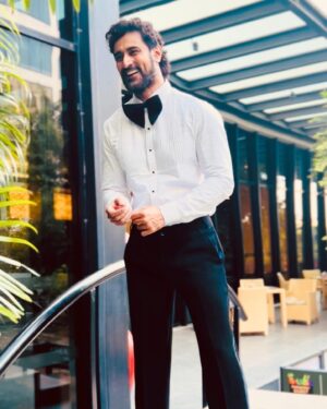Kunal Kapoor Instagram - When you’re happy,
And you bow it 🙃

Styled by @wrickieangrish 
Shot by @runningshutter