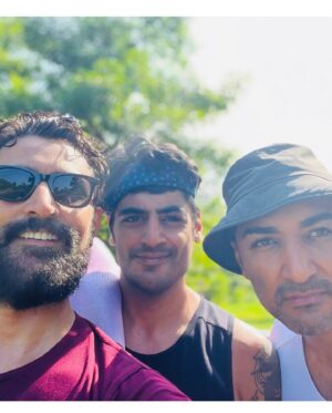 Kunal Kapoor Instagram - Not just a walk in the park 🤸🏻‍♂️🤸🏻‍♂️
#musclemonday #fitfamily 
@sahrattan @nikrattan