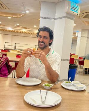 Kunal Kapoor Instagram - Back to school after many years as a speaker. Happy to report that the vada pav tastes as good as it did 25 years ago.