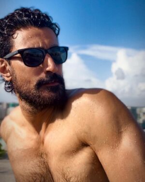 Kunal Kapoor Instagram - Solar powered 🌞

#TannedTuesday
#brownmunde