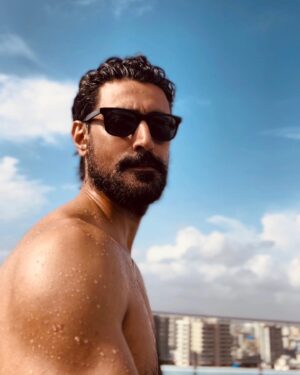 Kunal Kapoor Instagram - Solar powered 🌞

#TannedTuesday
#brownmunde