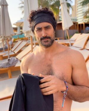 Kunal Kapoor Instagram - With or without? 
#tshirt #sandy